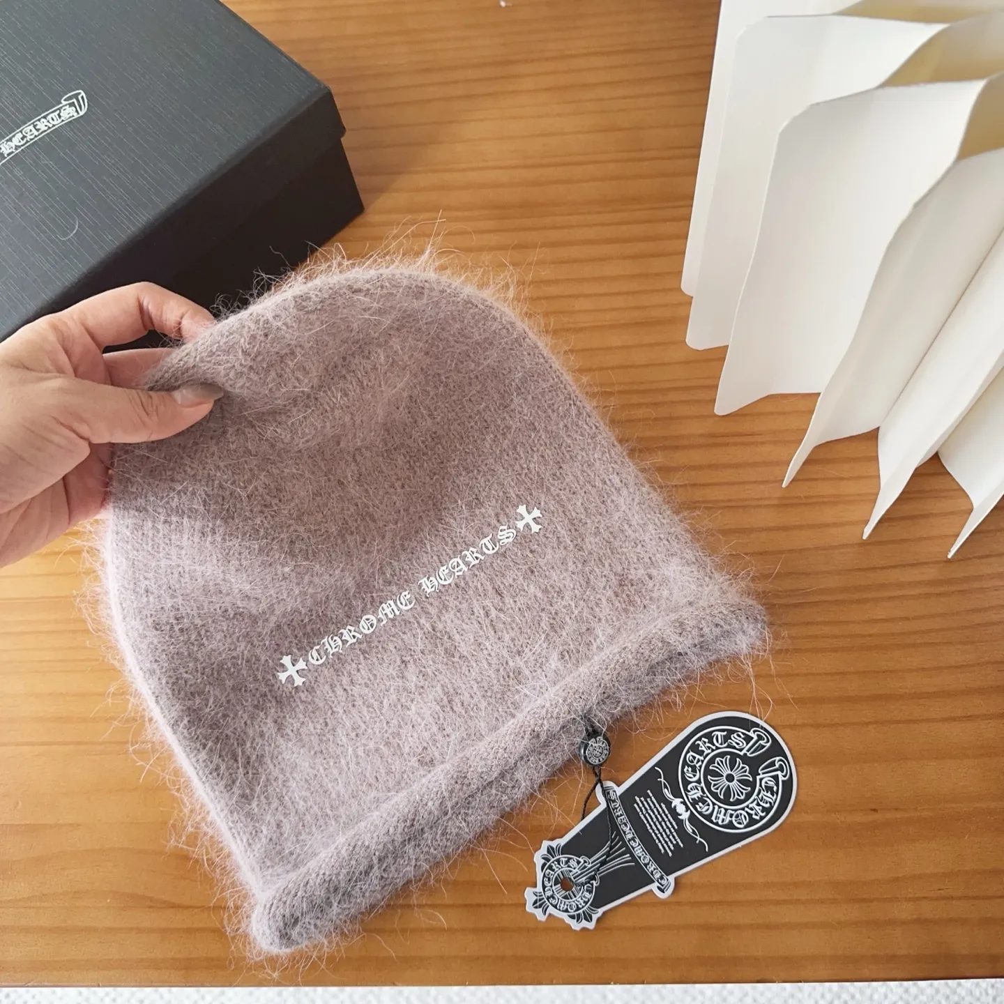 💰50 Crow Heart Autumn and Winter Wool Knitted Beanie This must be a favorite of minimalism. It is clean, neat, fashionable and versatile, and will definitely not be picky about your face shape! A fashionable classic that lasts forever! Fashionable black and white can be purchased together!